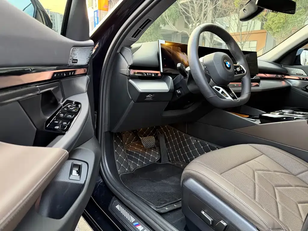 BMW 5 Series 2025 из CN, фото 6