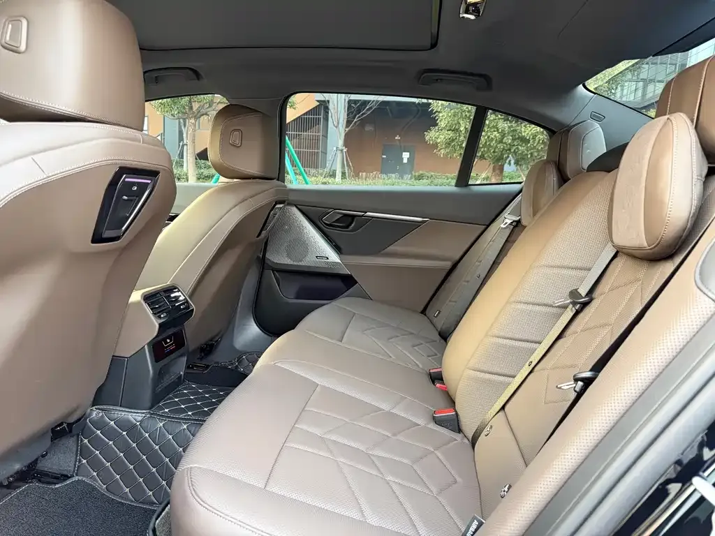 BMW 5 Series 2025 из CN, фото 4