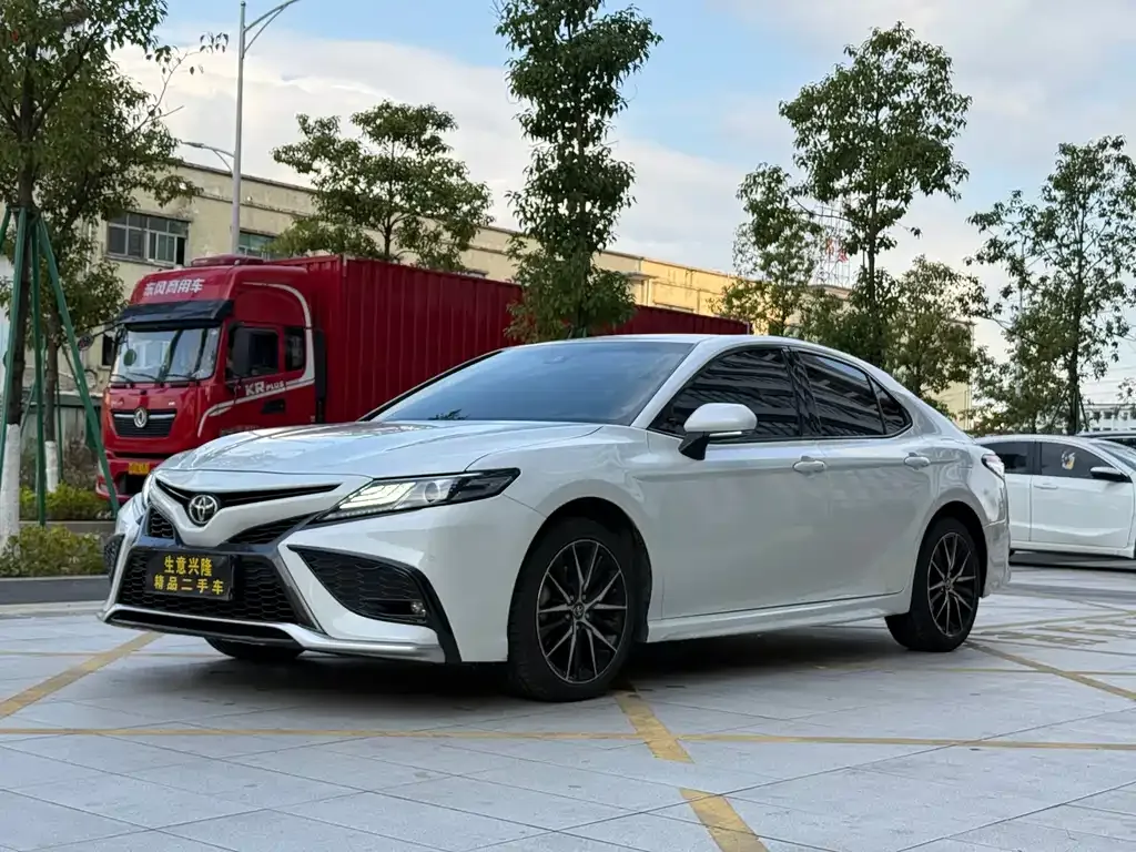 Toyota Camry — фото 1