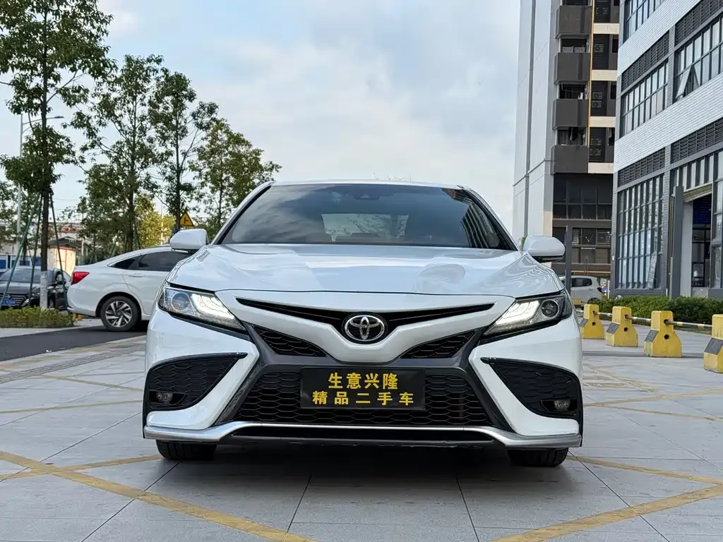 Toyota Camry — фото 10