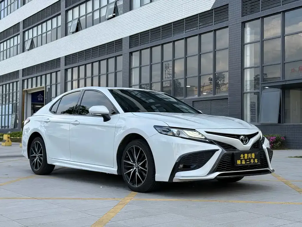Toyota Camry — фото 2