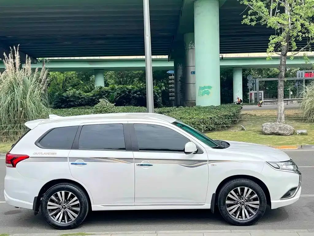 Mitsubishi Outlander 2023 из CN, фото 8