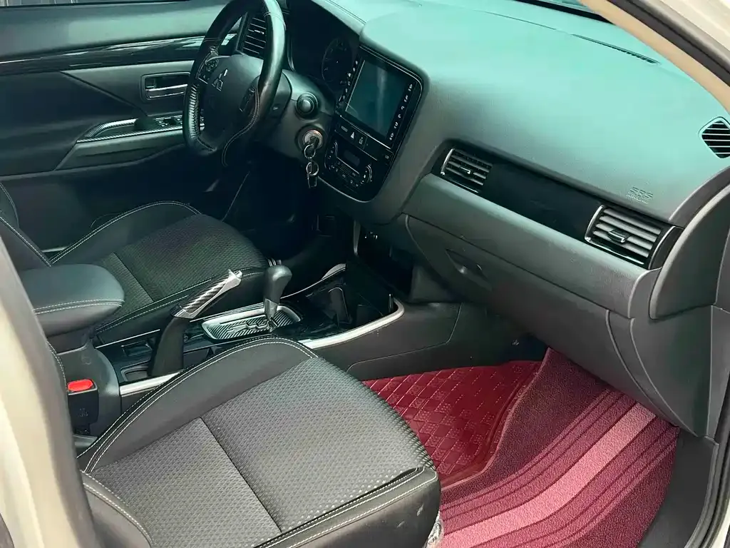 Mitsubishi Outlander 2023 из CN, фото 7