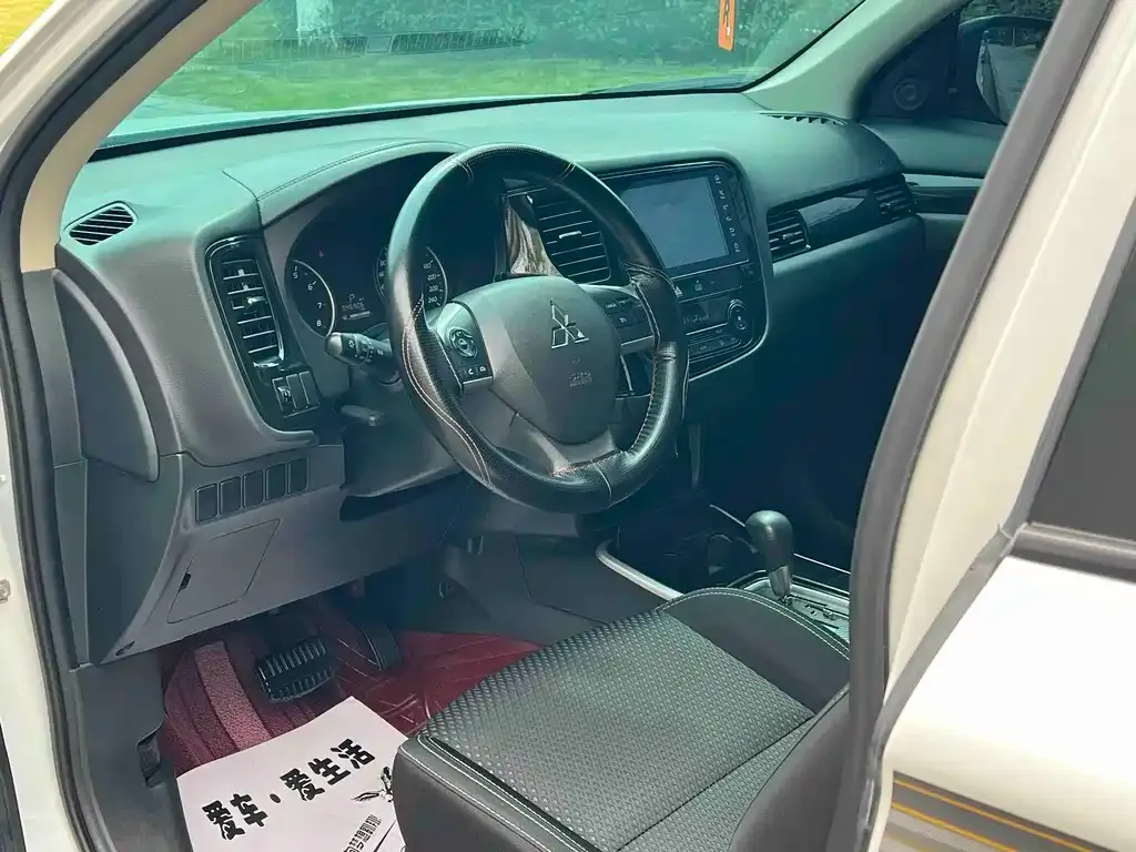 Mitsubishi Outlander 2023 из CN, фото 2