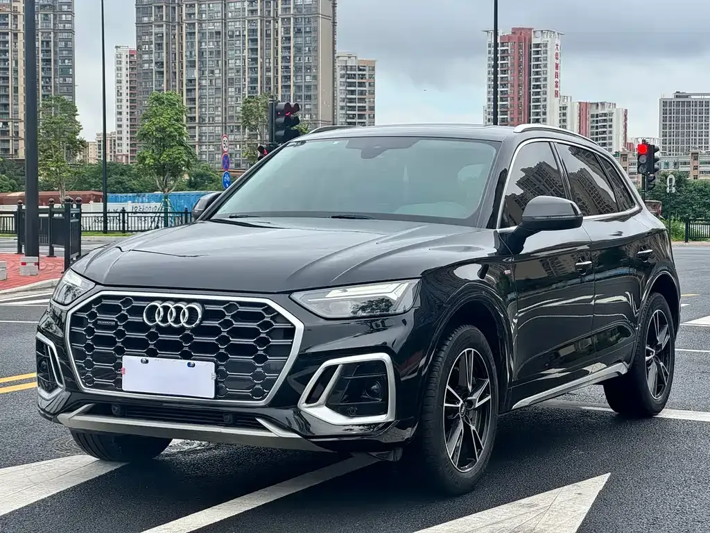 Audi Q5L — фото 1
