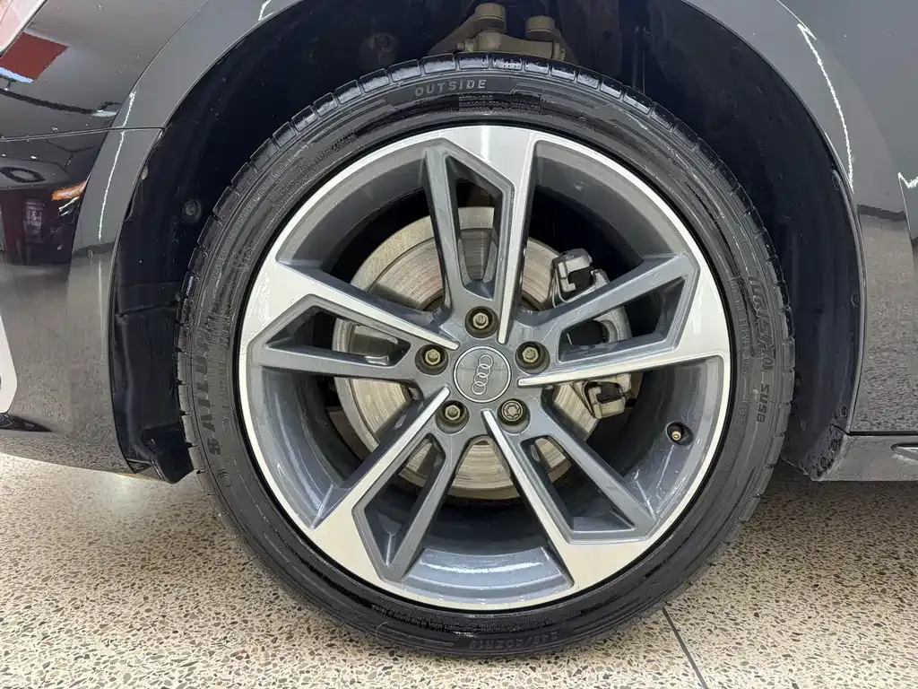 Audi A4L 2021 из CN, фото 10