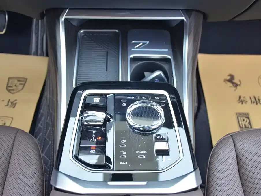 BMW 7 Series — фото 10