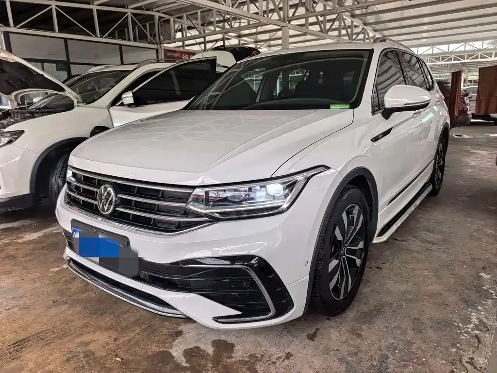 Volkswagen Tiguan L — фото 1
