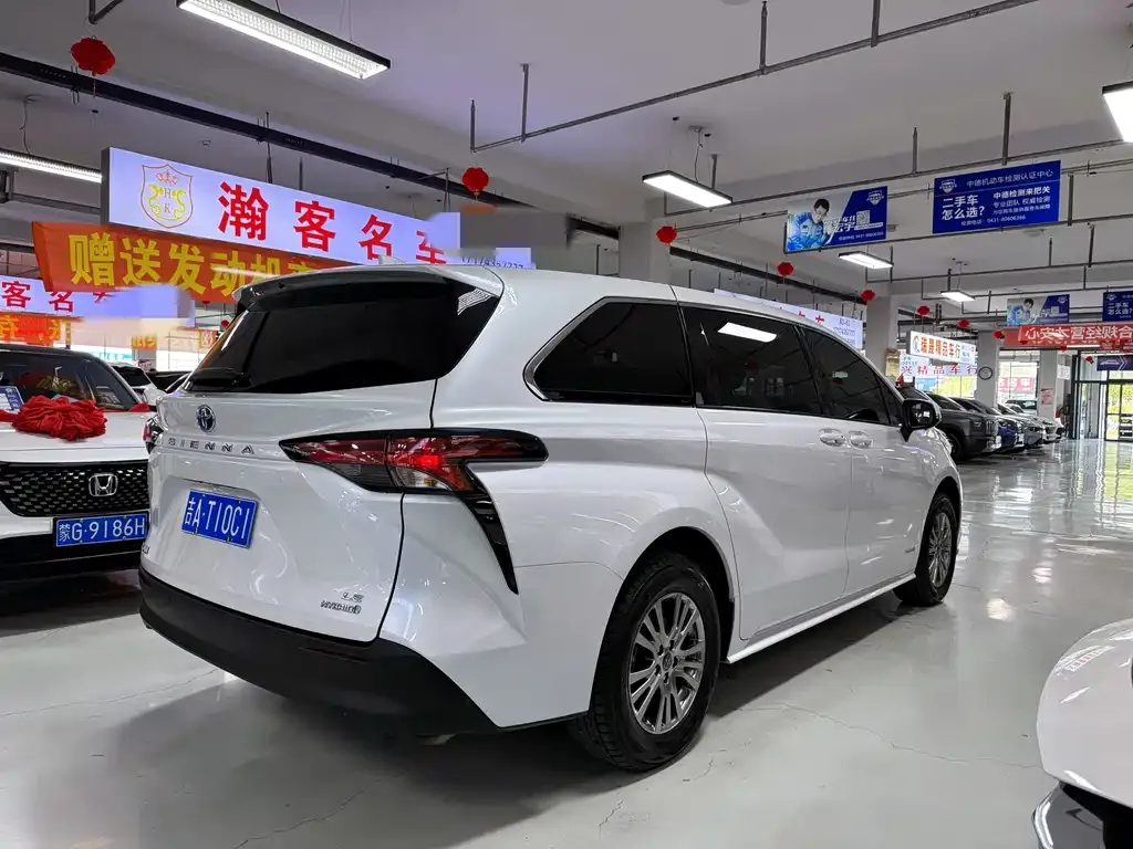 Toyota Sienna — фото 3