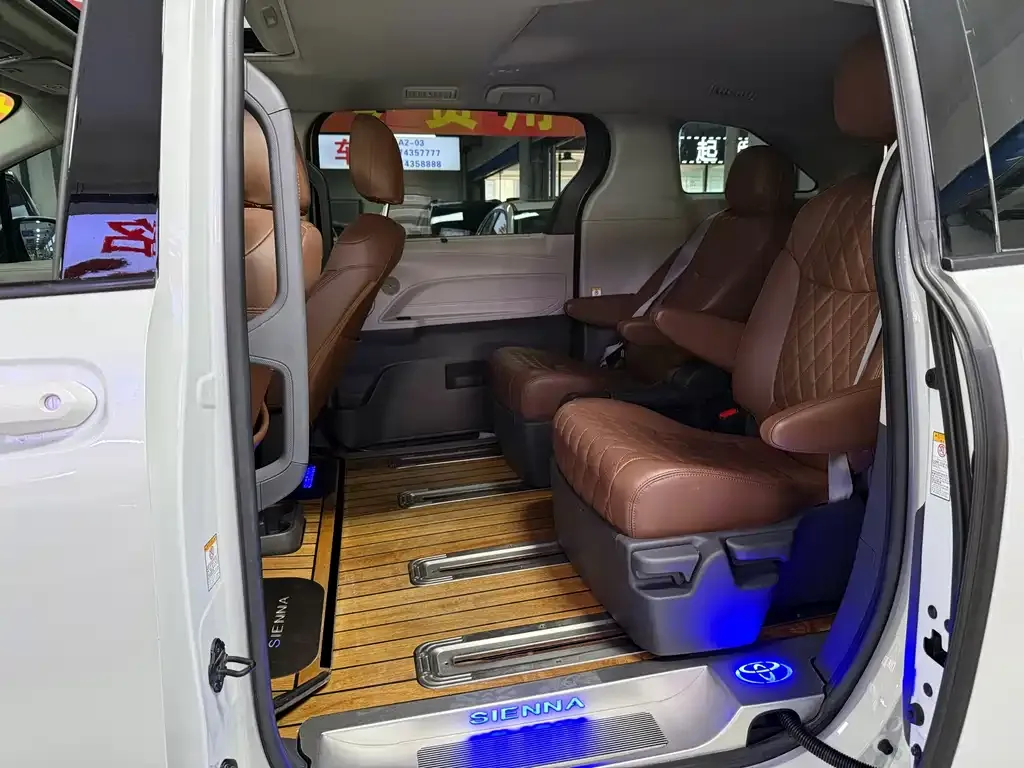 Toyota Sienna — фото 9