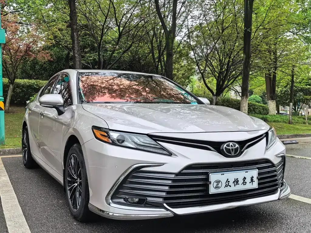Toyota Camry — фото 2