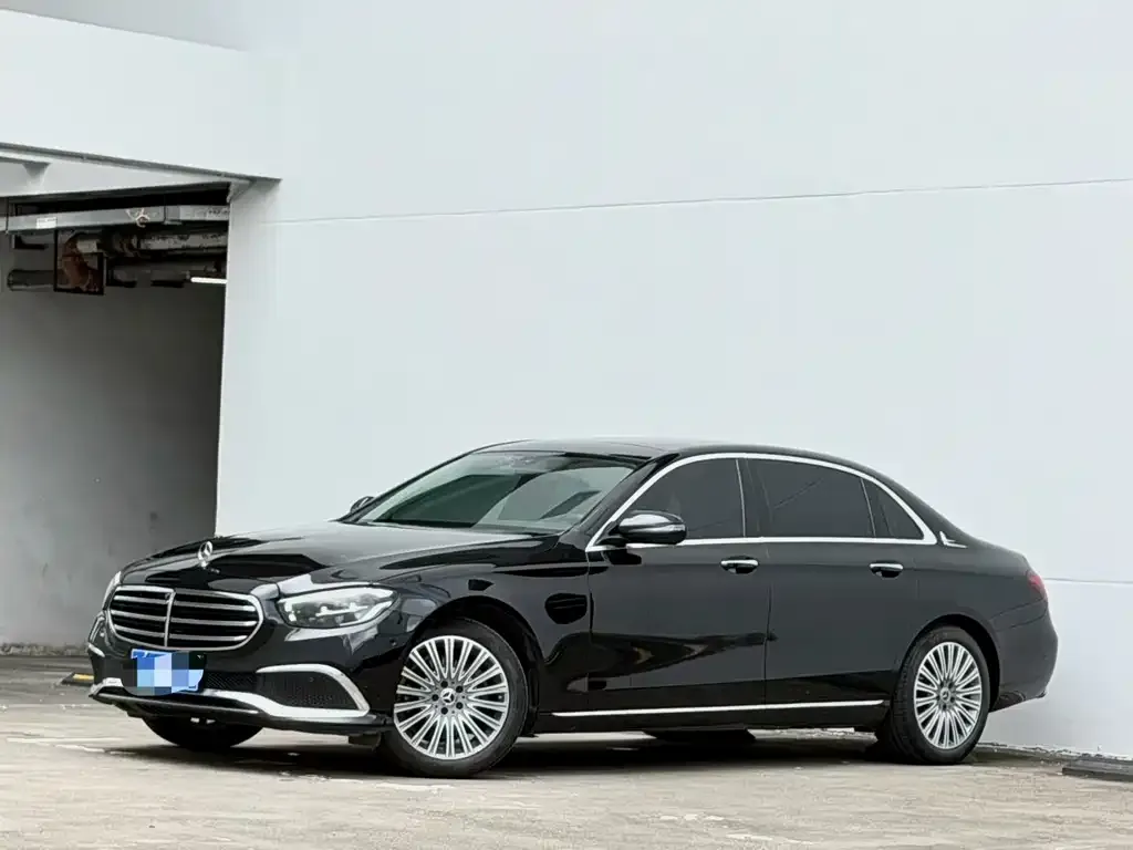 Mercedes-Benz E-Class — фото 1