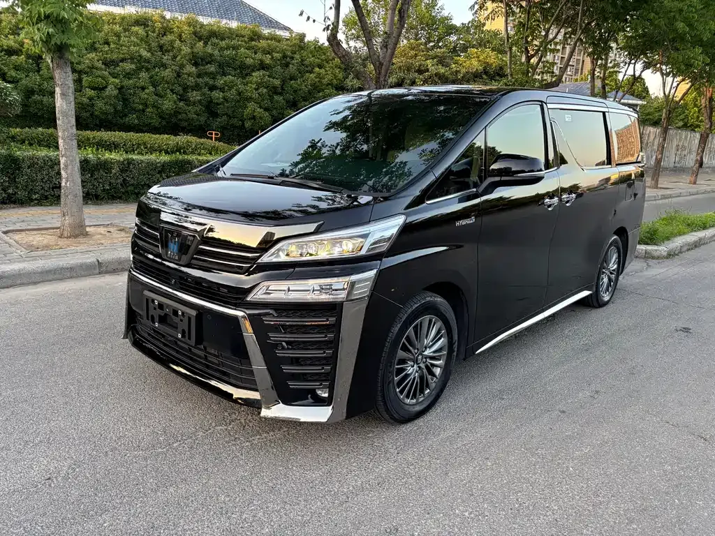Toyota Vellfire — фото 1