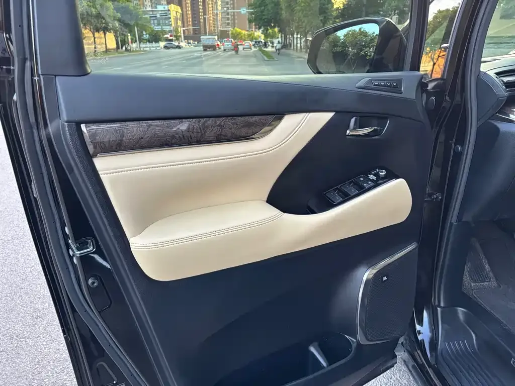 Toyota Vellfire — фото 10