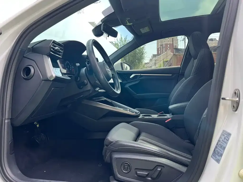 Audi A3 2023 из CN, фото 2