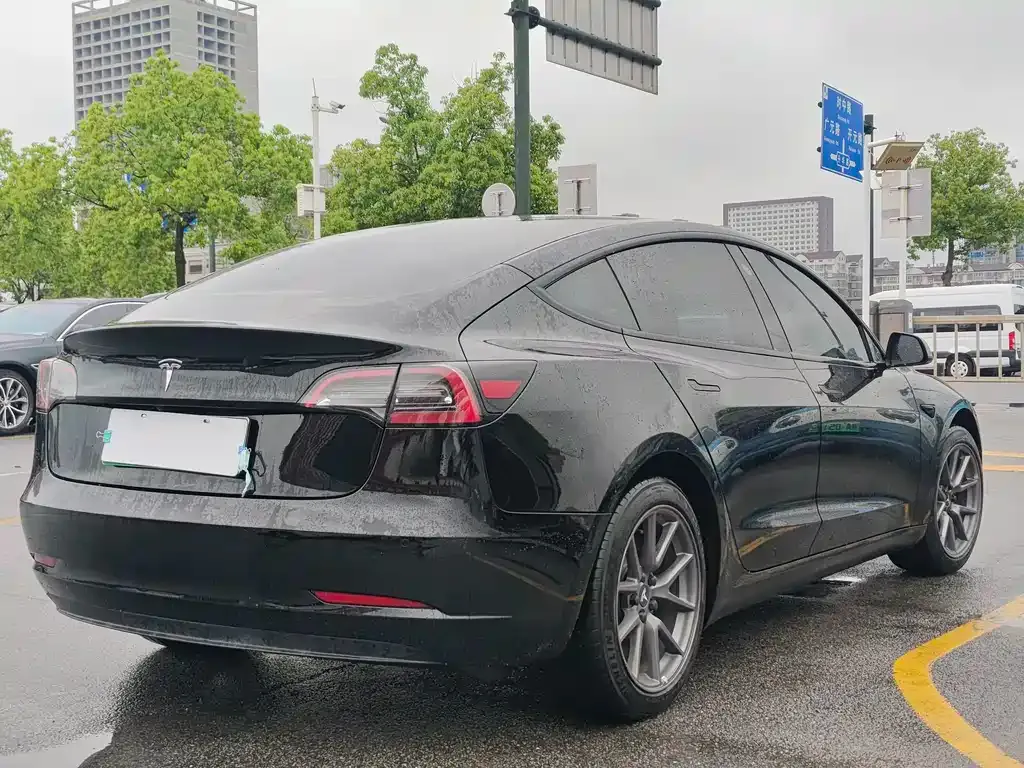 Tesla Model 3 — фото 9