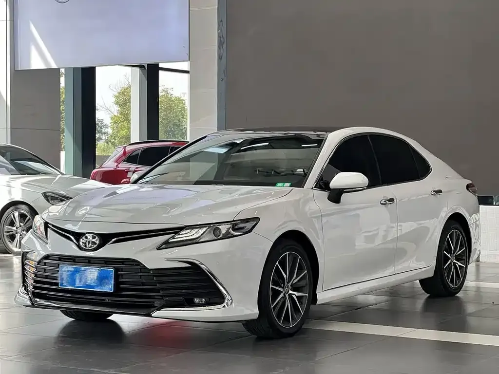 Toyota Camry — фото 1