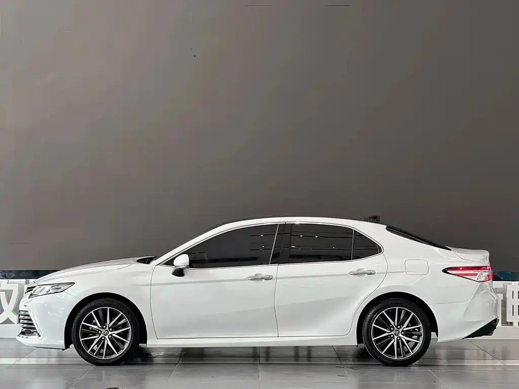 Toyota Camry — фото 6
