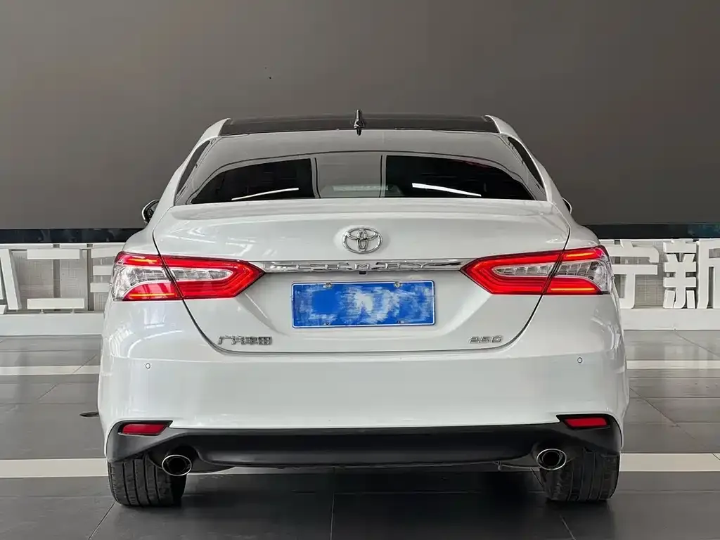 Toyota Camry — фото 3