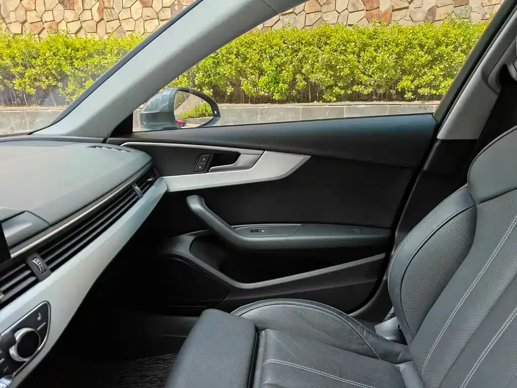 Audi A4L 2021 из CN, фото 10