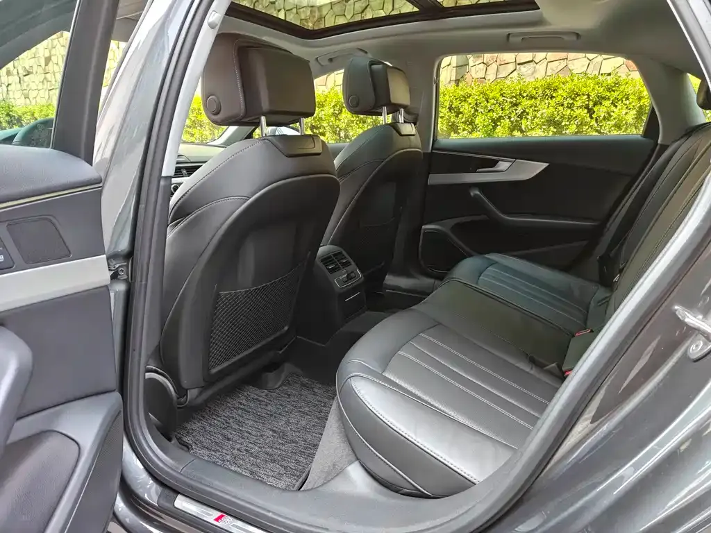 Audi A4L 2021 из CN, фото 3