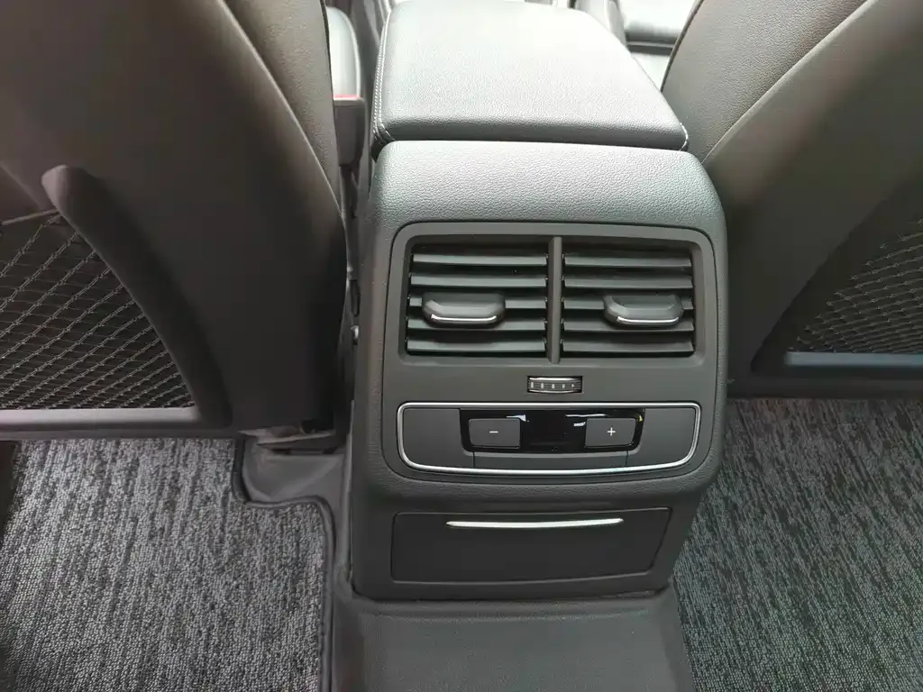Audi A4L 2021 из CN, фото 8