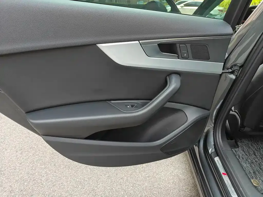 Audi A4L 2021 из CN, фото 9