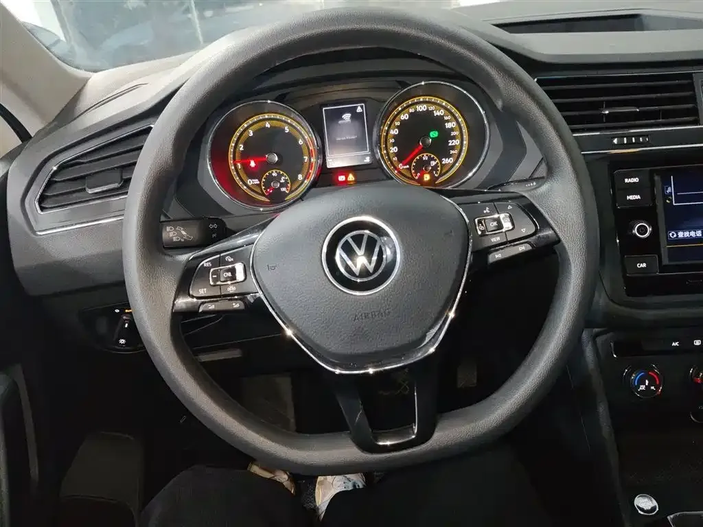 Volkswagen Tiguan L — фото 7