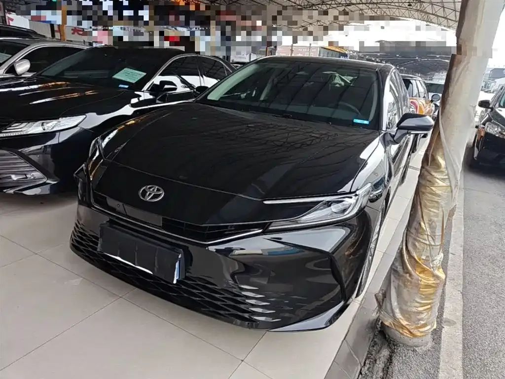 Toyota Camry — фото 1