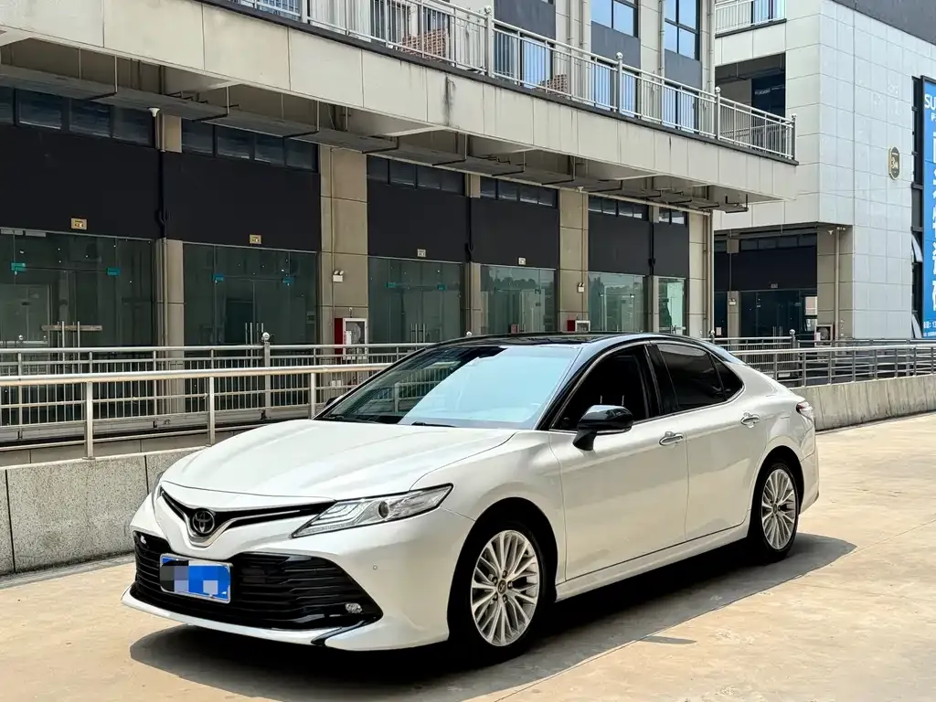 Toyota Camry — фото 1