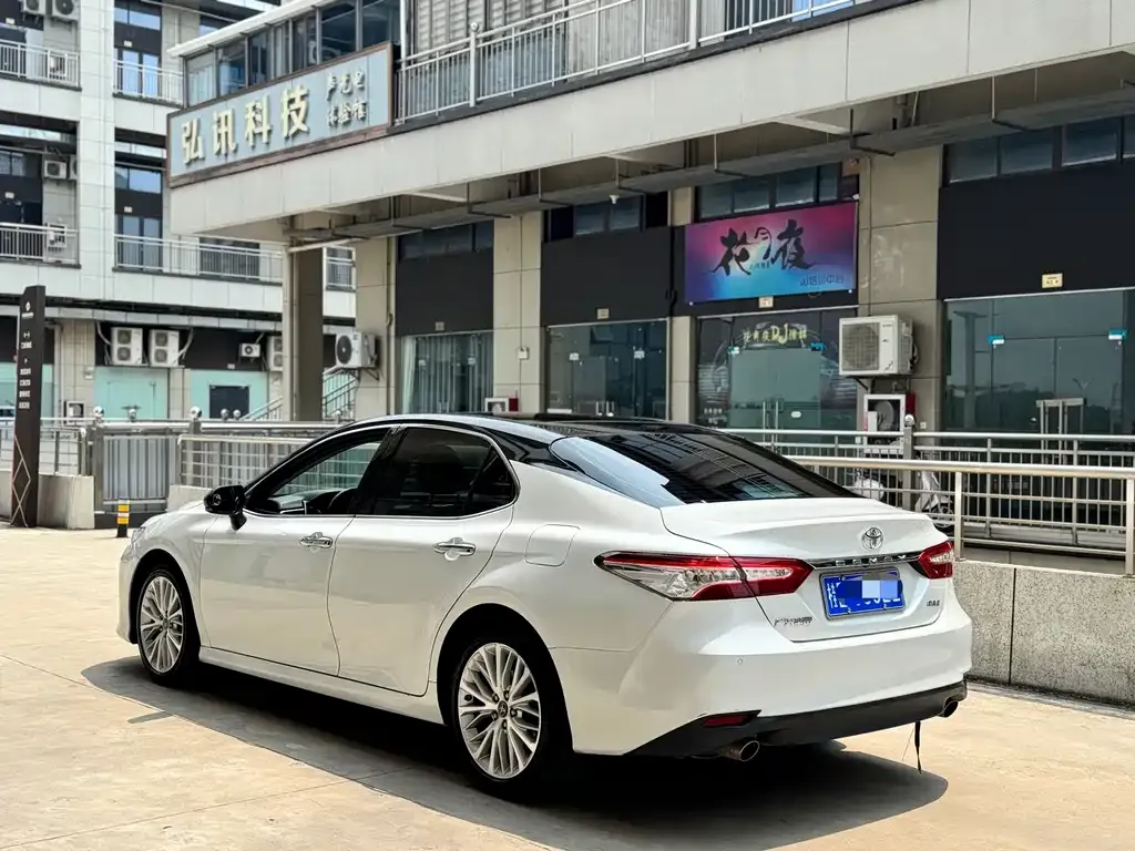 Toyota Camry — фото 10