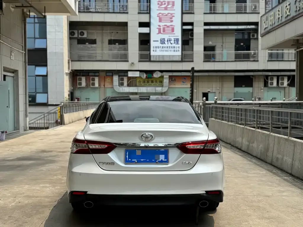 Toyota Camry — фото 8