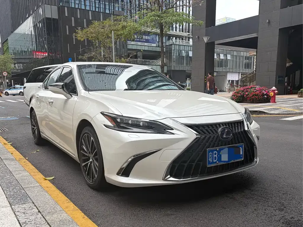 Lexus ES — фото 1