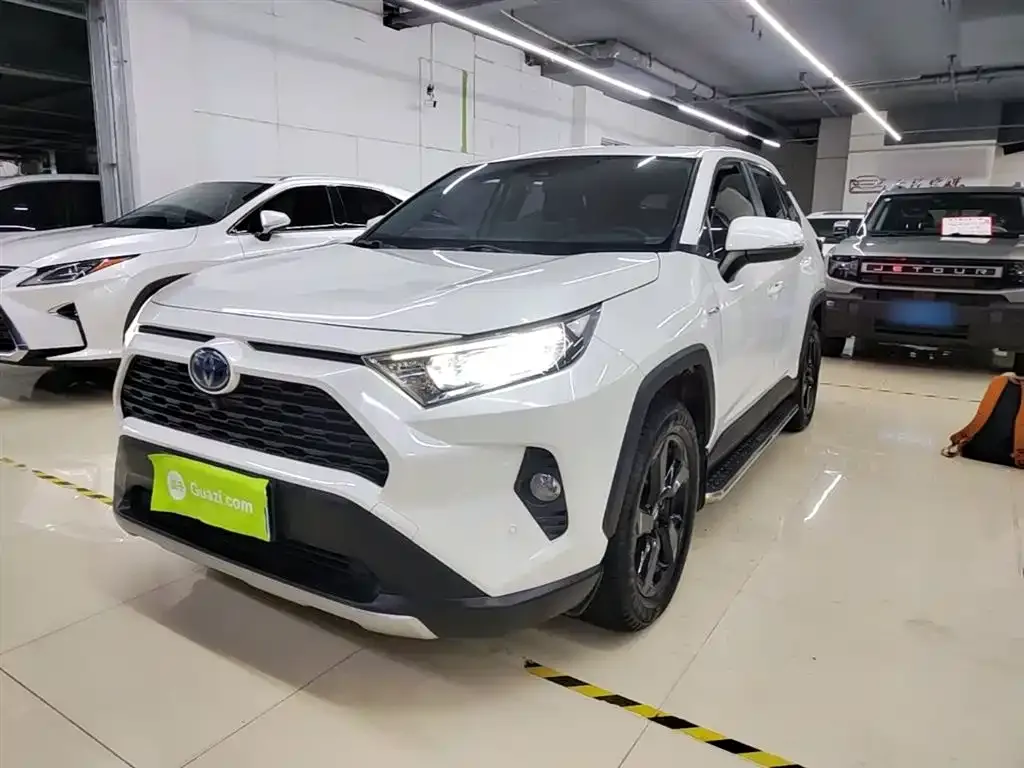 Toyota RAV4 — фото 1