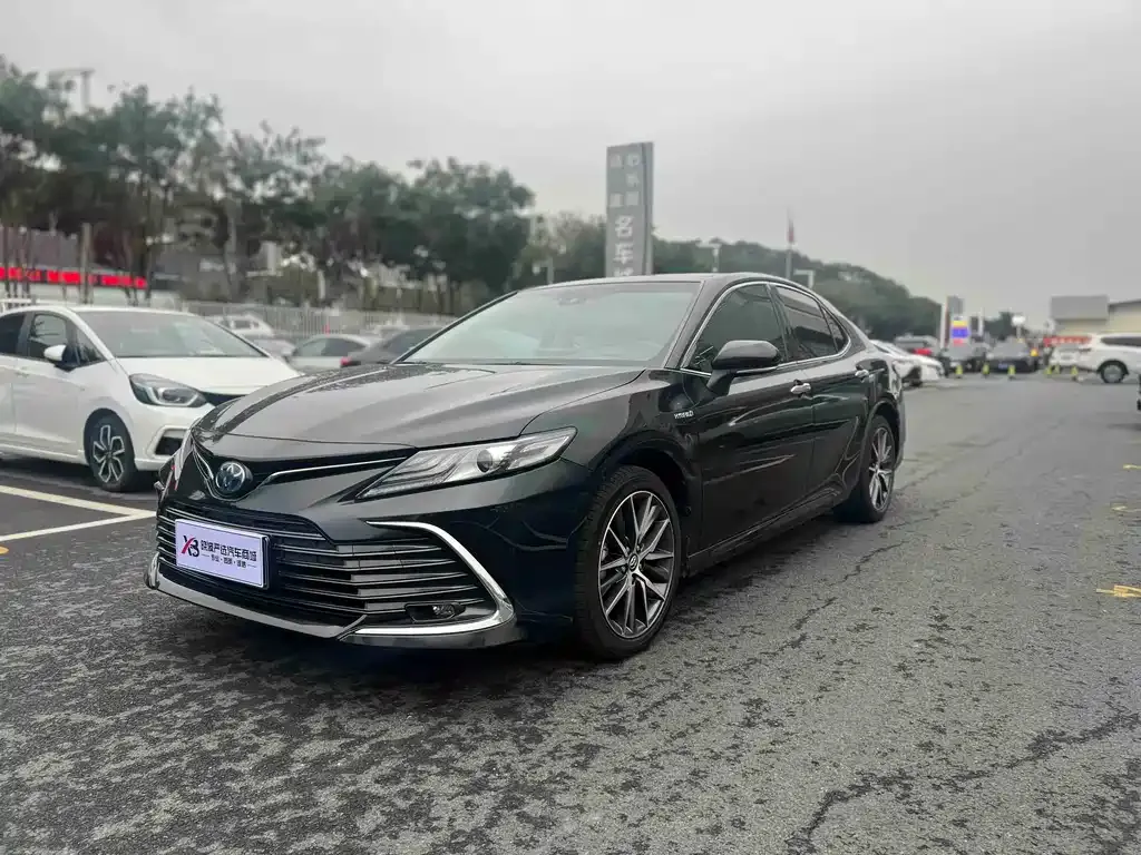 Toyota Camry — фото 1