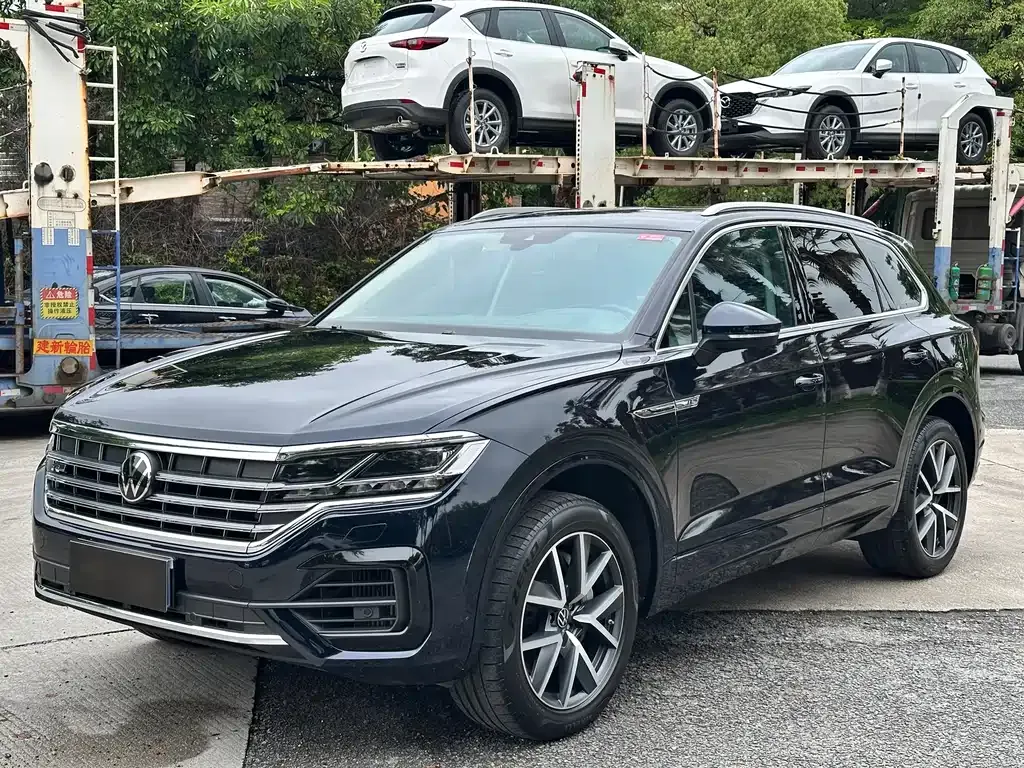 Volkswagen Touareg — фото 1