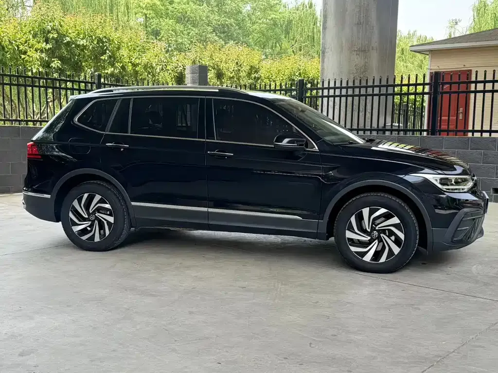 Volkswagen Tiguan L — фото 7