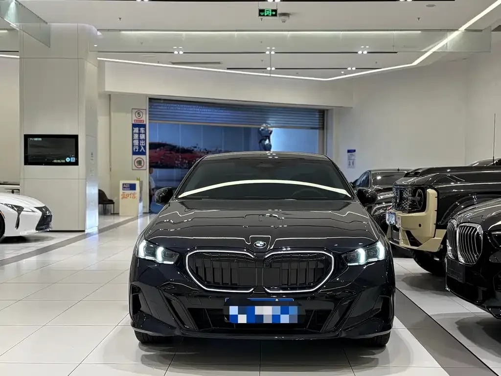 BMW 5 Series — фото 1