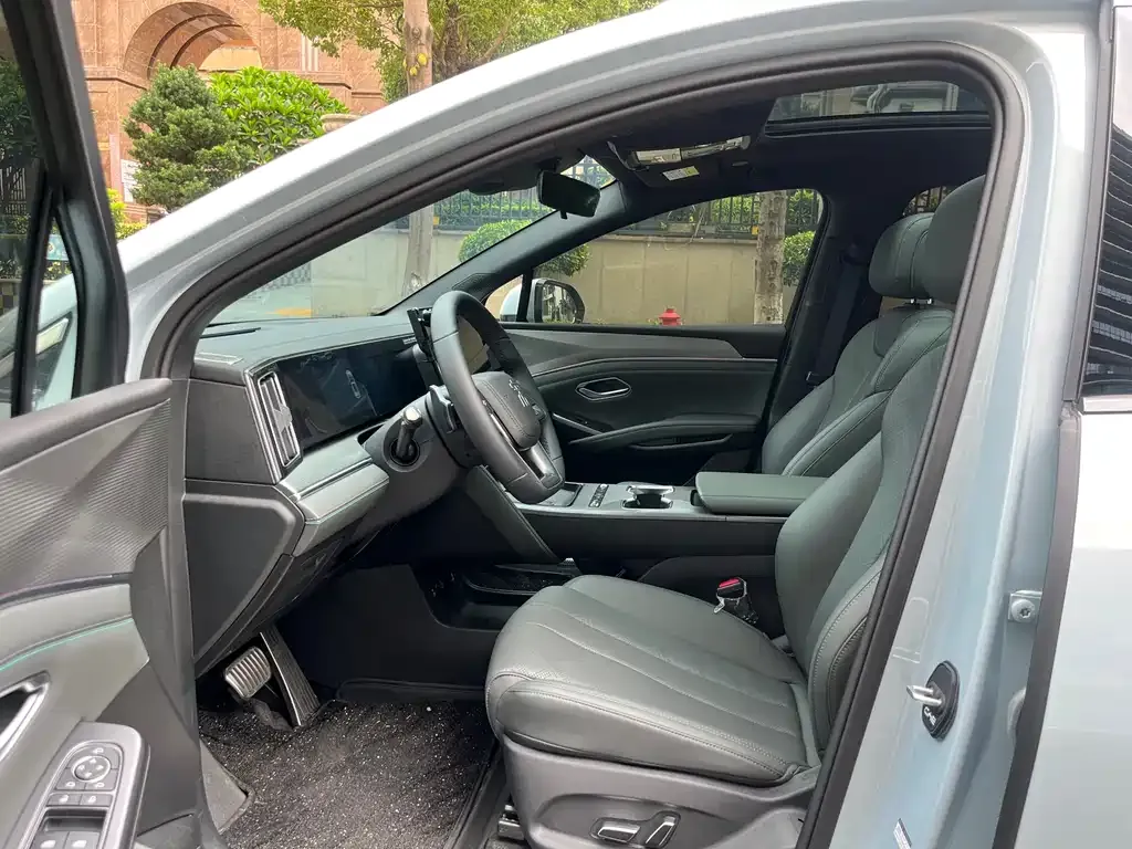 BYD L DM-i — фото 3