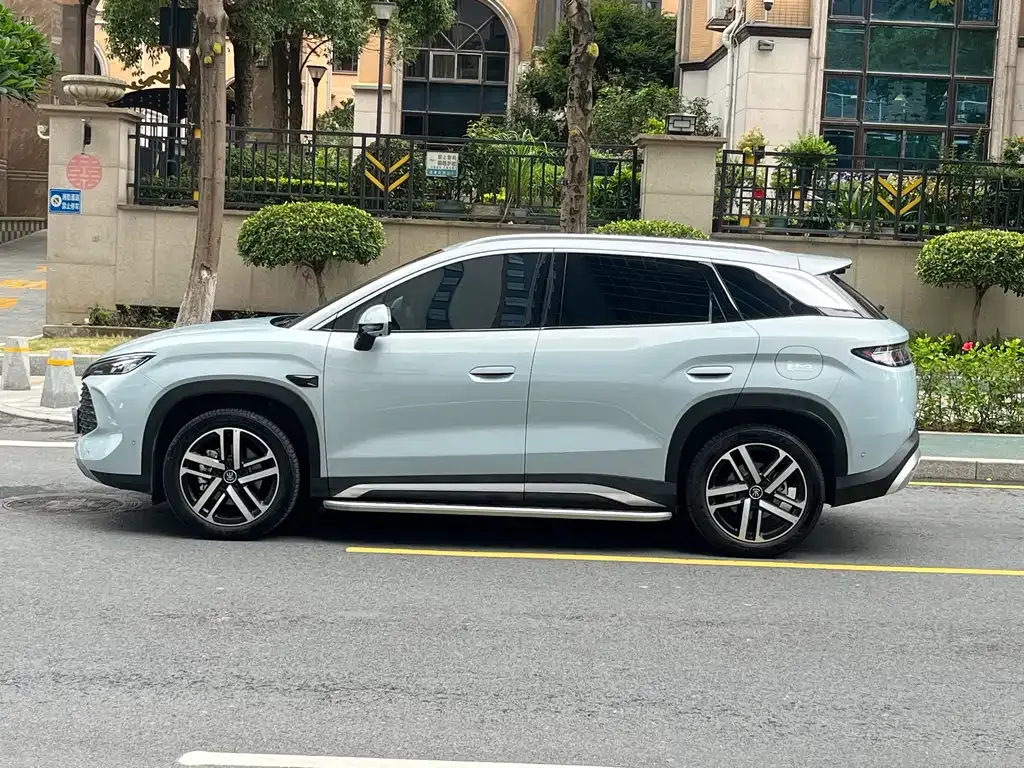 BYD L DM-i — фото 9