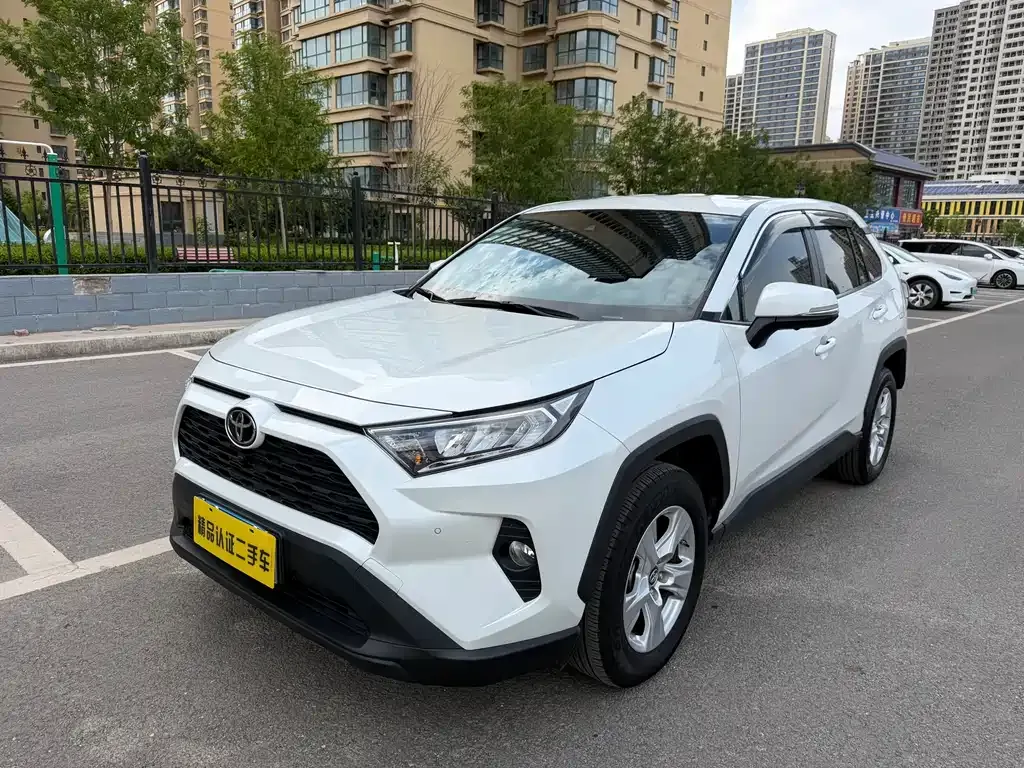 Toyota RAV4 — фото 1