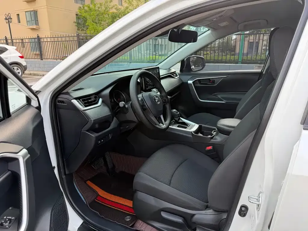 Toyota RAV4 — фото 2