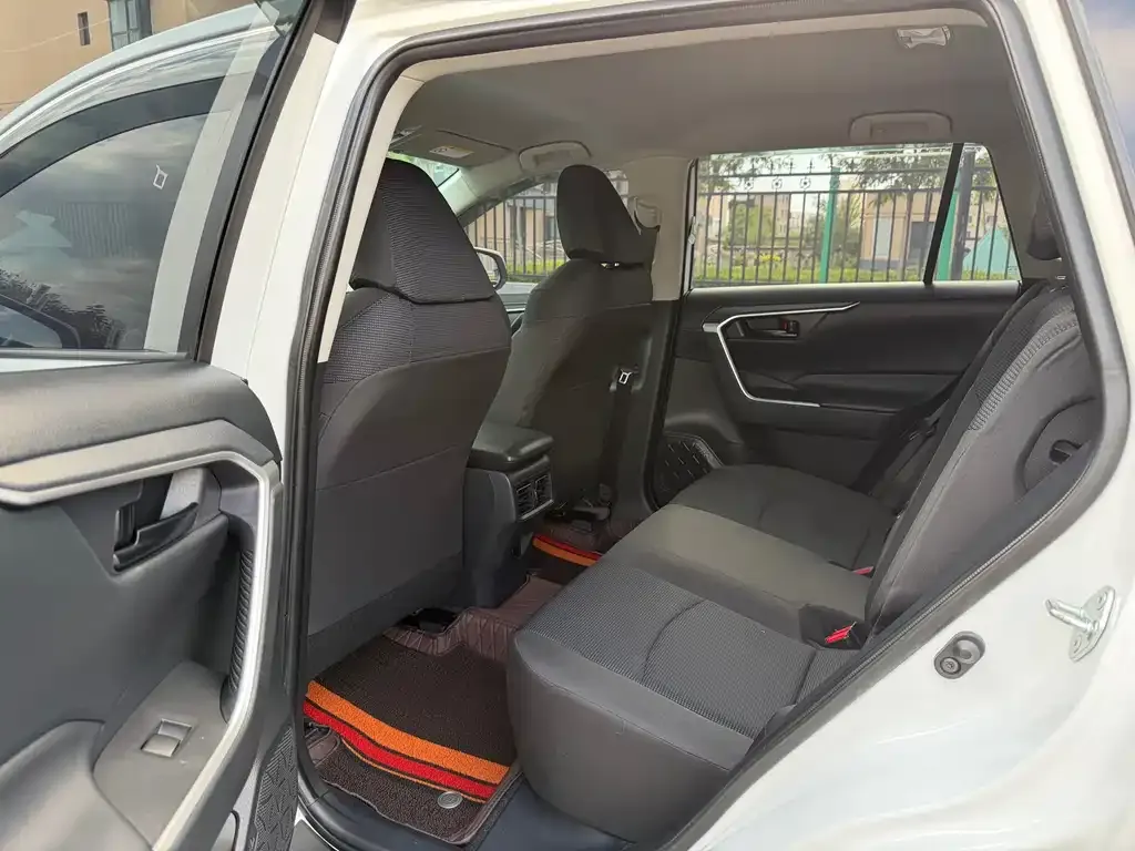 Toyota RAV4 — фото 6