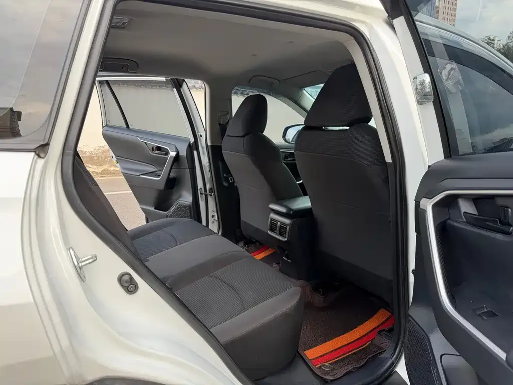 Toyota RAV4 — фото 3