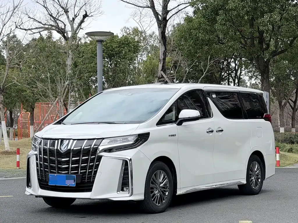 Toyota Alphard — фото 1