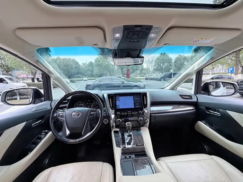 Toyota Alphard — фото 3