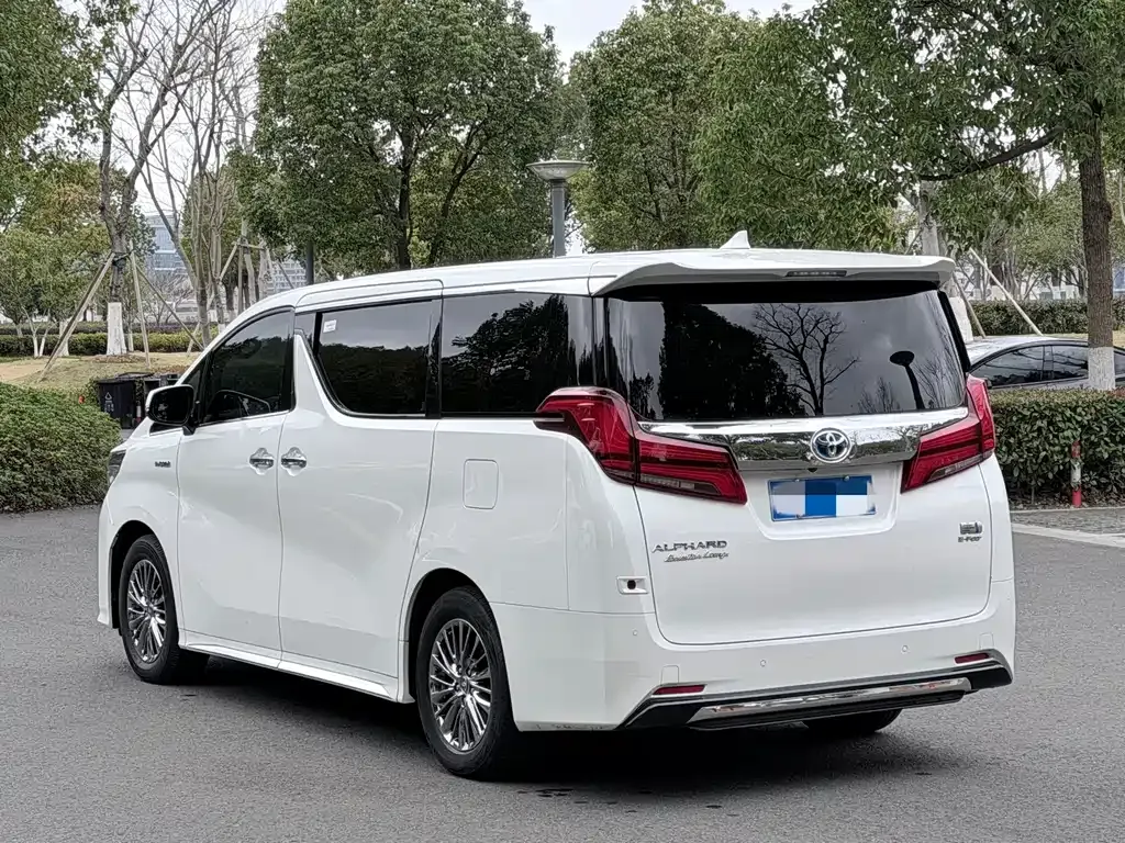 Toyota Alphard — фото 4