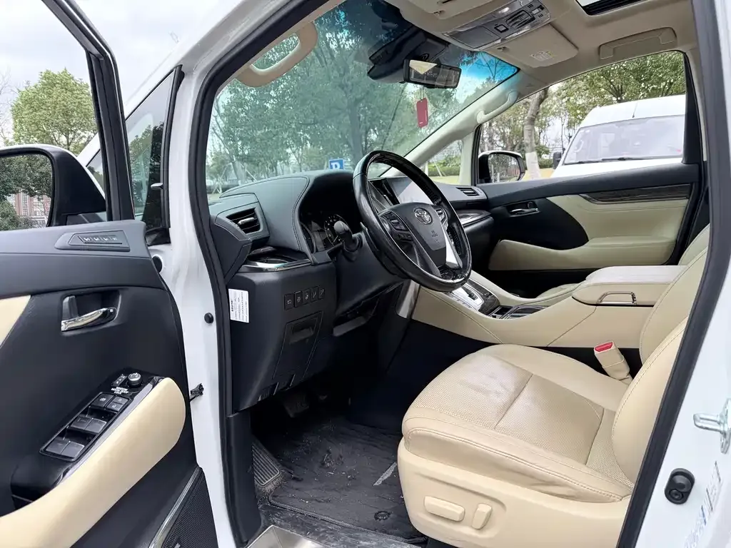 Toyota Alphard — фото 2