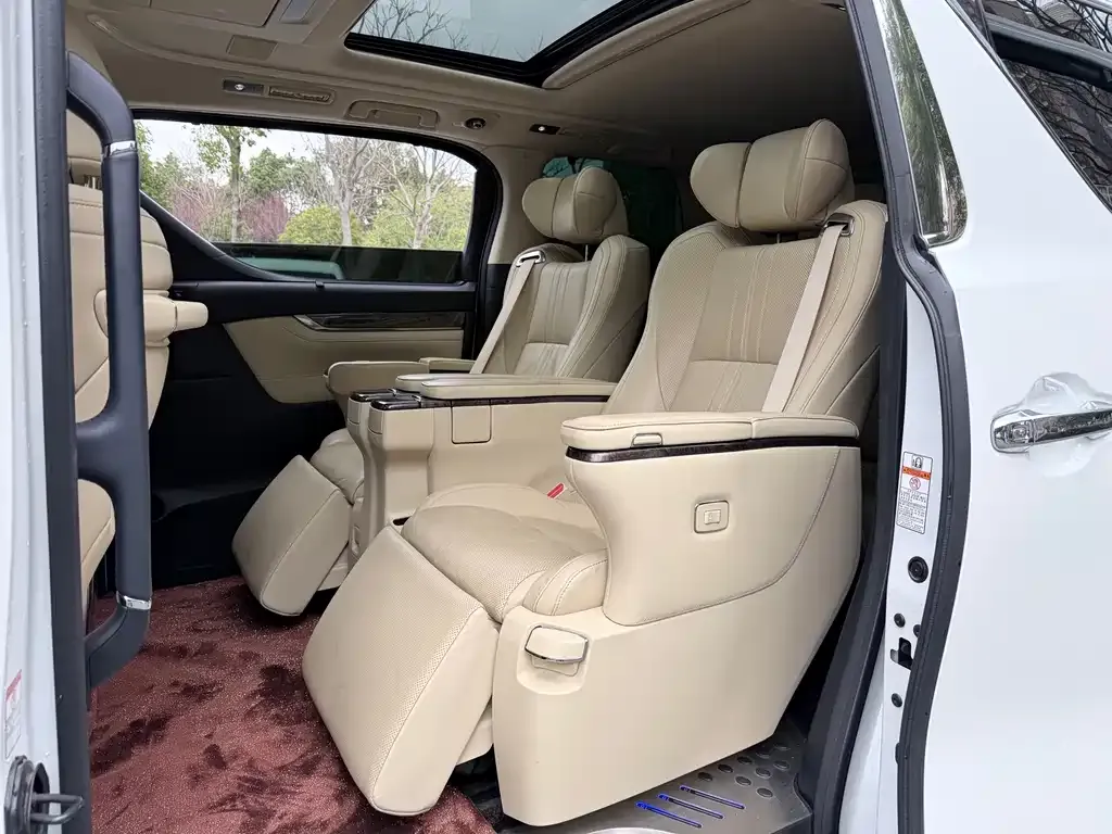Toyota Alphard — фото 7