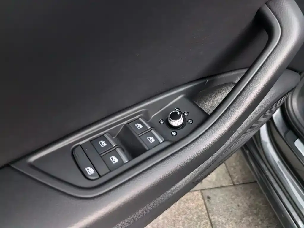 Audi A4L 2021 из CN, фото 2